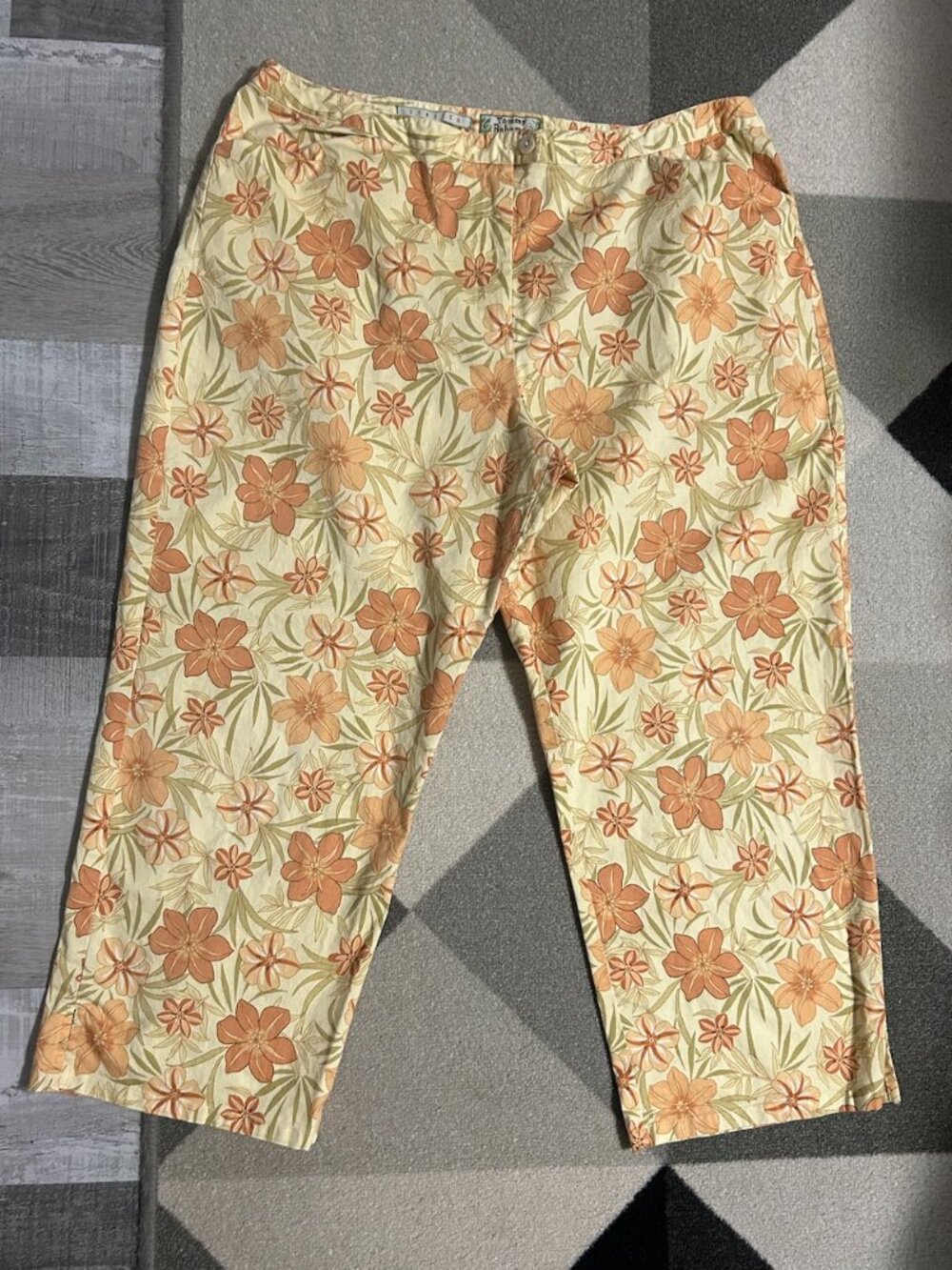 Tommy Bahama Pale Yellow with Floral Print Cropped/Capris Pants Women's Size 16